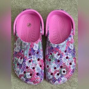 Crocs Classic Retro Resort Clogs - Pink Tropical Floral - NWOT - Size W 9 / M 7